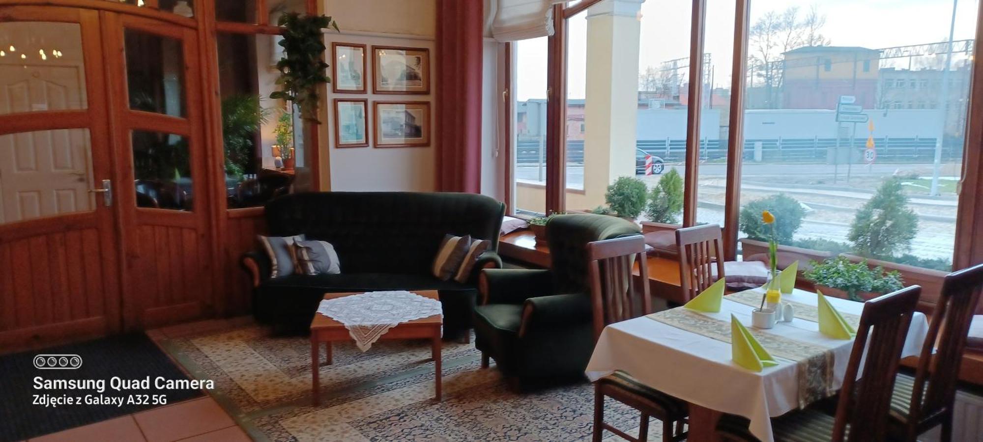 Wielkopolanka Pokoje Goscinne I Restauracja Ходзеж Экстерьер фото